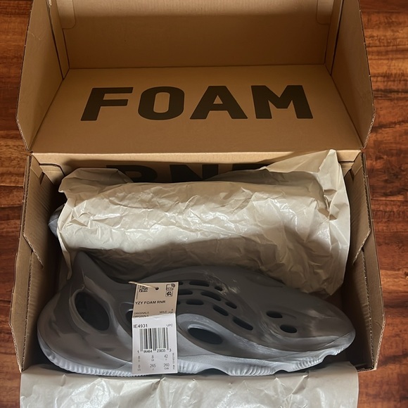 NEW w/ BOX Yeezy Foam Runner - Picture 6 of 6